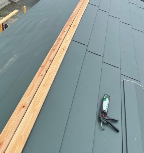 トレーラーハウスの屋根に貫板を取り付けます　コーキングとビス　熊本